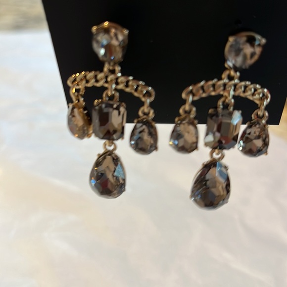 NEW Givenchy
Crystal Small Chandelier Earrings In Greige - Picture 6 of 7